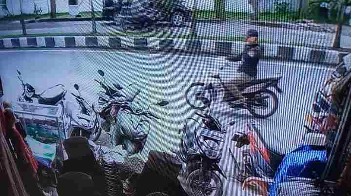 Barang Belanjaan Raib Ditinggal di Sepedamotor, Terduga Pelaku Terekam CCTV