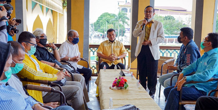 Bobby Nasution Ditemani Dedi Mizwar dan Akbar Tanjung Ngobrol Santai