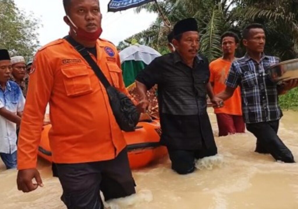 Terhalang Banjir, Jenazah Terpaksa Dibawa Dengan Perahu Karet Menuju Pemakaman