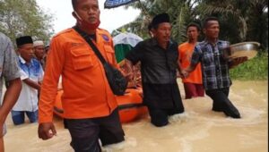 Terhalang Banjir, Jenazah Terpaksa Dibawa Dengan Perahu Karet Menuju Pemakaman