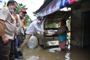Bupati dan Kapolres Batubara Tinjau dan Beri Bantuan ke Korban Banjir