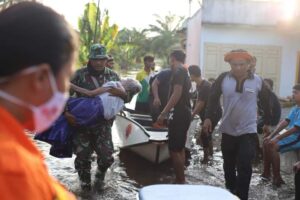 Terjebak Banjir, Nenek 90 Tahun Dievakuasi