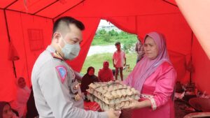 Peduli Korban Banjir, Satlantas Polres Sergai Bagikan Masker dan Paket Sembako