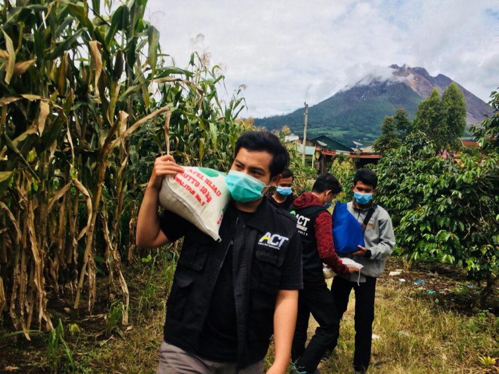 ACT Antarkan Sembako Bank Indonesia, Menembus Zona Merah Gunung Sinabung