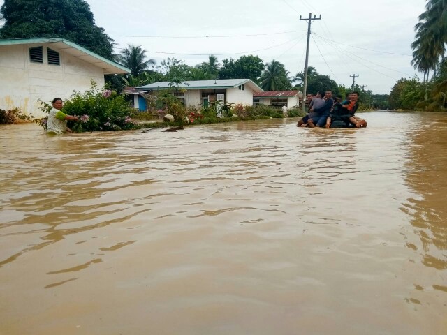 Ketinggian Air Banjir di Desa Piasa Ulu Sepinggang Orang Dewasa