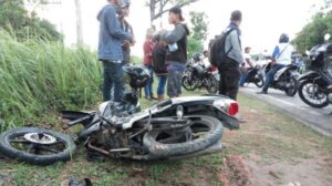 Dua Pengendara Sepedamotor Saling Senggol, Tiga Orang Luka-luka