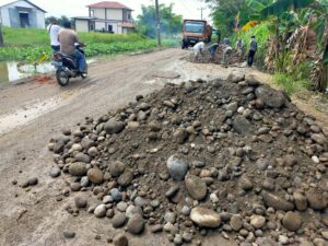 Warga Perbaiki Akses Jalan Belidaan-Dolok Masihul Diperbaiki