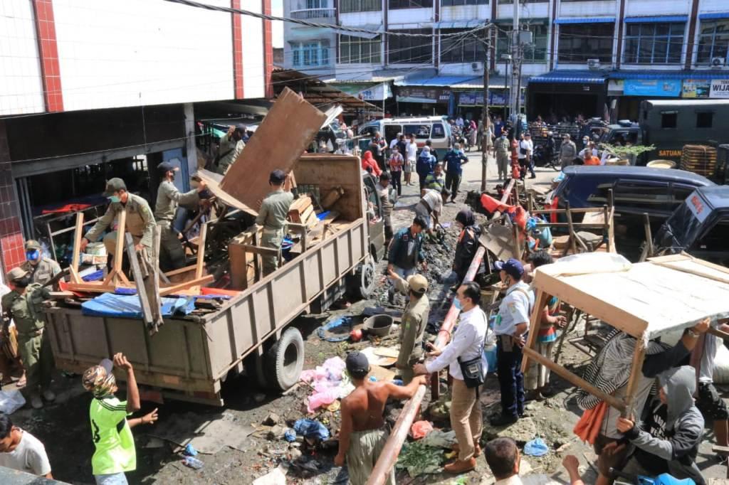 Berjualan Sembarangan, PK5 di Pasar Kampung Lalang Ditertibkan