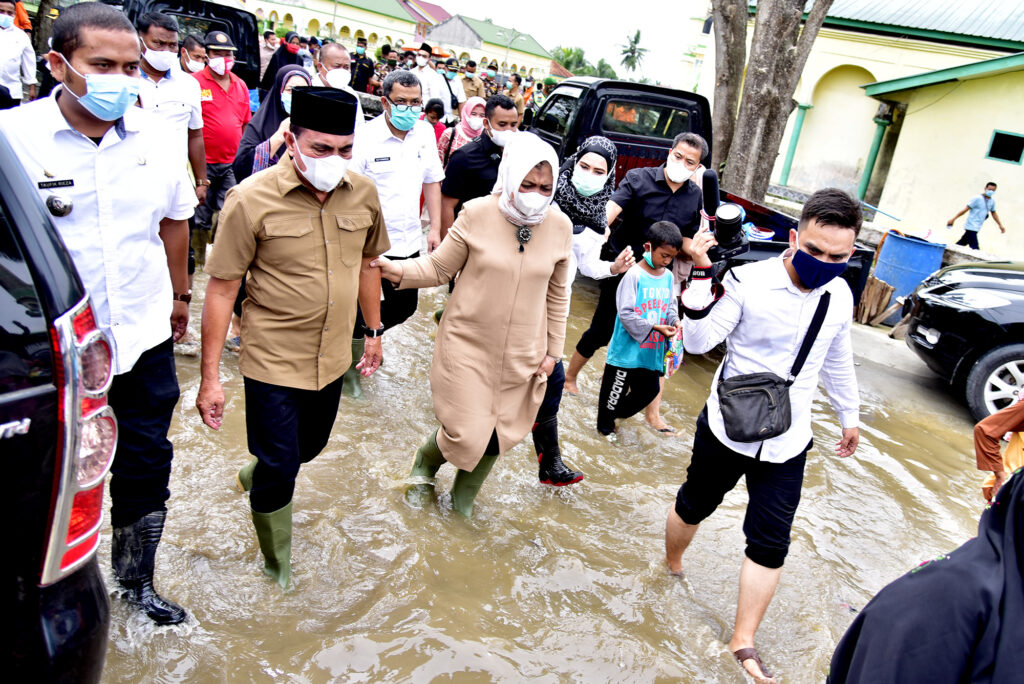 Gubernur Edy Rahmayadi Tinjau Banjir dan Serahkan Bantuan di Langkat