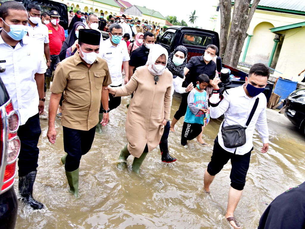 Gubernur Edy Rahmayadi Tinjau Banjir dan Serahkan Bantuan di Langkat