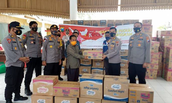 Polda Jatim dan Pengurus Daerah Bhayangkari Serahkan Bantuan Untuk Bencana Sulbar