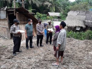 Polres Sergai Bantu Korban Tanah Longsor di Kecamatan Kotarih