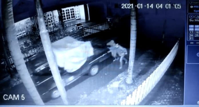 Kawanan Pencuri Dorong Mobil Pickup Terekam CCTV