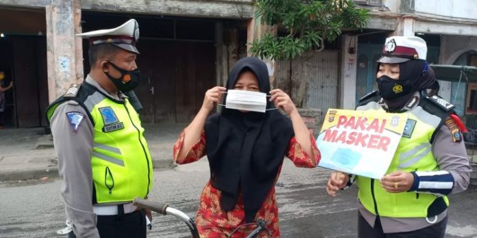 Satlantas Polres Tanjungbalai Bagikan Masker ke Warga
