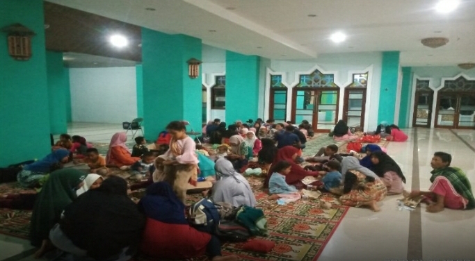 Dampak Kebocoran Gas Alam di Madina, Seratusan Warga Mengungsi ke Masjid