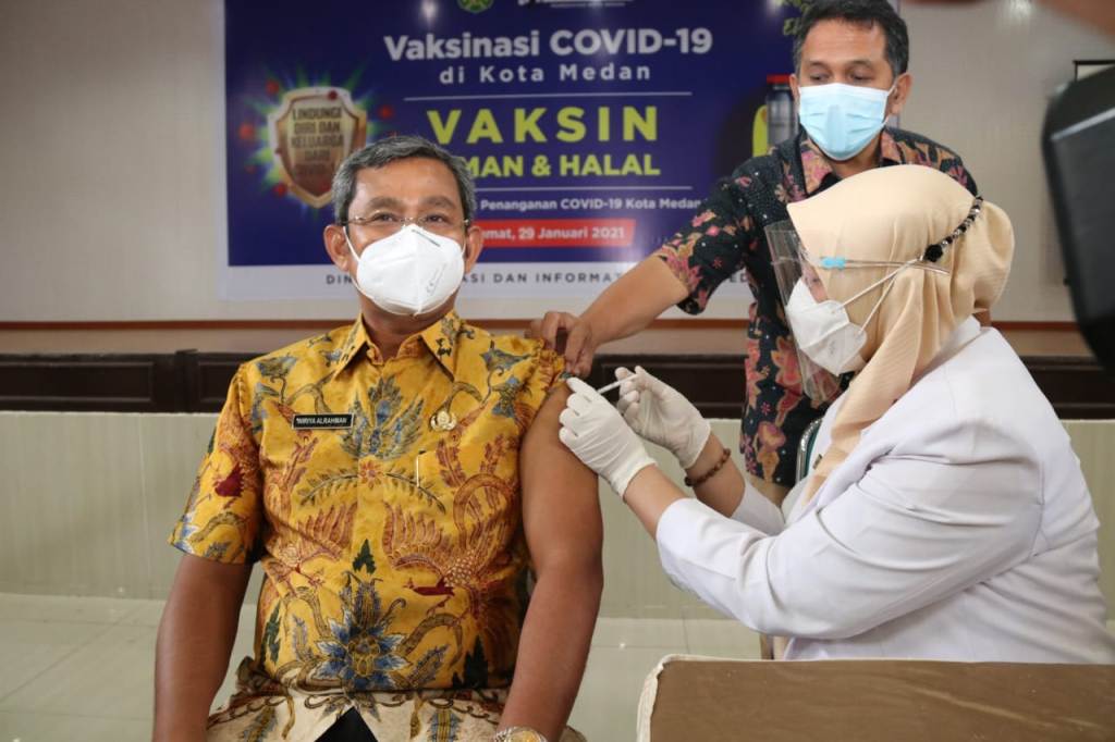 Sekda Kota Medan Terima Suntik Vaksin Covid 19 Tahap Kedua