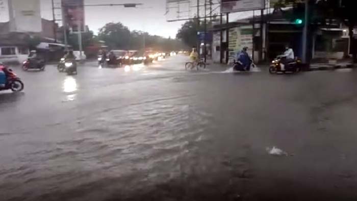 Hingga Malam Ini, Banjir Besar di Semarang Belum Juga Surut