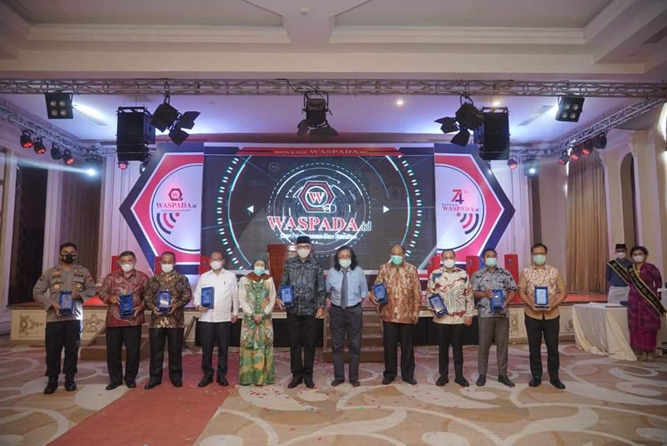 Walikota Tebingtinggi Terima Anugerah Tokoh Waspada Peduli Indonesia Sehat