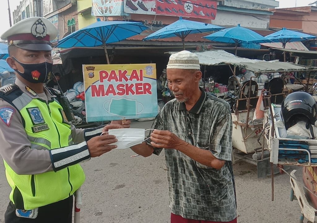 Satlantas Polres Tanjungbalai Bagikan Masker ke Warga