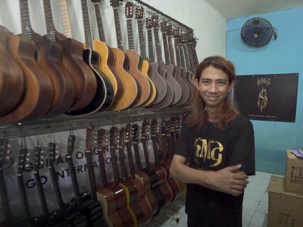 Pengamen Tanpa Empat Jari Itu Kini Miliki Toko Gitar Asli Buatan Indonesia