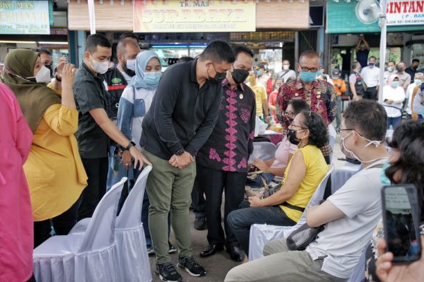Hari Pertama Kerja, Walikota Medan Saksikan Pedagang Pasar Sei Sikambing Divaksin