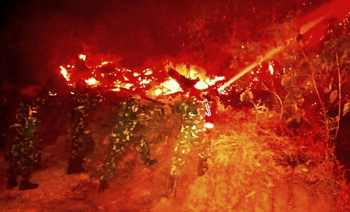 Prajurit TNI AL Berjibaku Padamkan Kebakaran Hutan Teluk Uma Karimun
