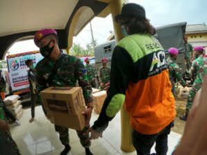 Warga Terdampak Banjir di Bekasi Terima Bantuan ACT dan Korps Marinir