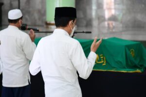 Presiden Jokowi Melayat ke Tempat Duka Mendiang Artidjo Alkostar