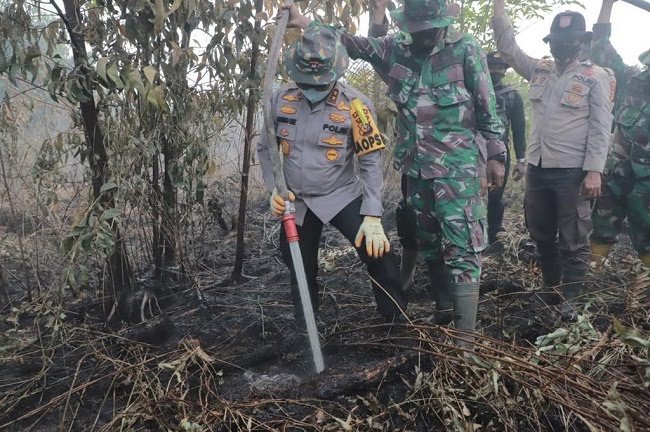 Titik Api Karhutla Riau Meningkat, Kapolda Perintah Jajarannya Gencar Lakukan Pemadaman