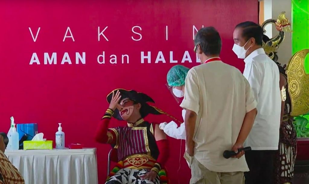 Presiden Tinjau Vaksinasi Massal Pekerja Seni di Yogyakarta