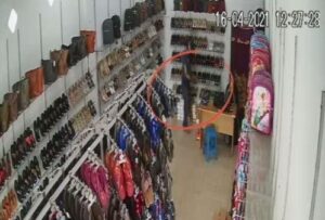 Lagi, Pencurian Ponsel Terekam CCTV di Toko Sepatu