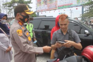 Polres Sergai Sekat Kendaraan Menuju Objek Wisata