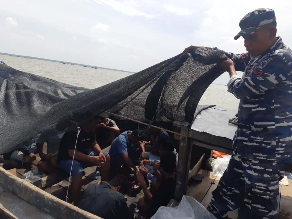 Sehari, TNI AL Tangkap Dua Kapal Pengangkut TKI Ilegal Menuju Malaysia