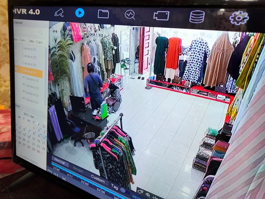 Meski Sadar CCTV, Seorang Pria Tetap Santai Mencuri Ponsel Karyawan Butik