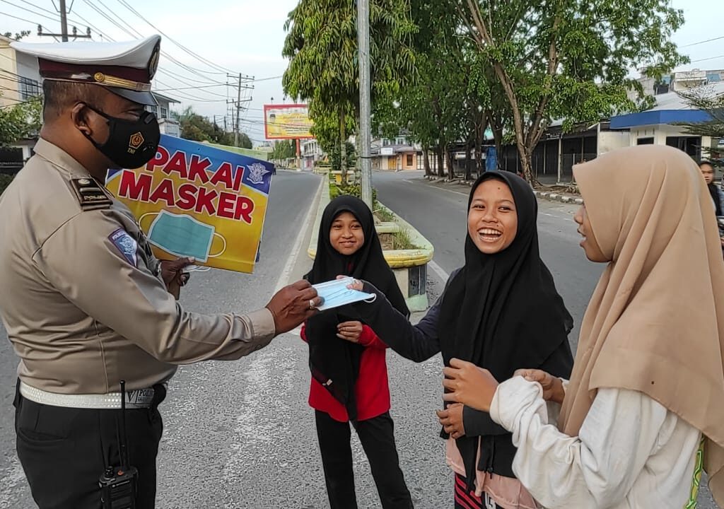 Sat Lantas Polres Tanjungbalai Bagikan Masker Gratis