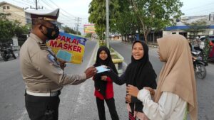Sat Lantas Polres Tanjungbalai Bagikan Masker Gratis