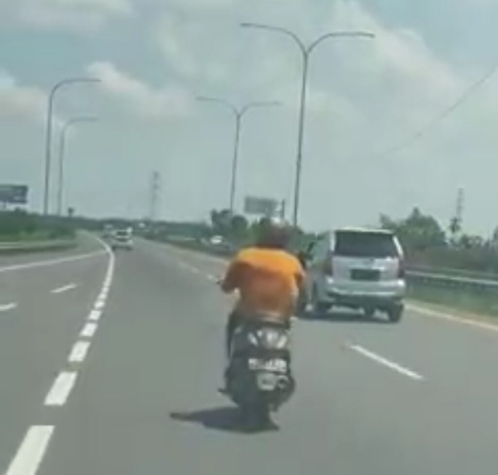 Pengendara Sepeda Motor Masuk Jalan Tol Medan-Tebingtinggi