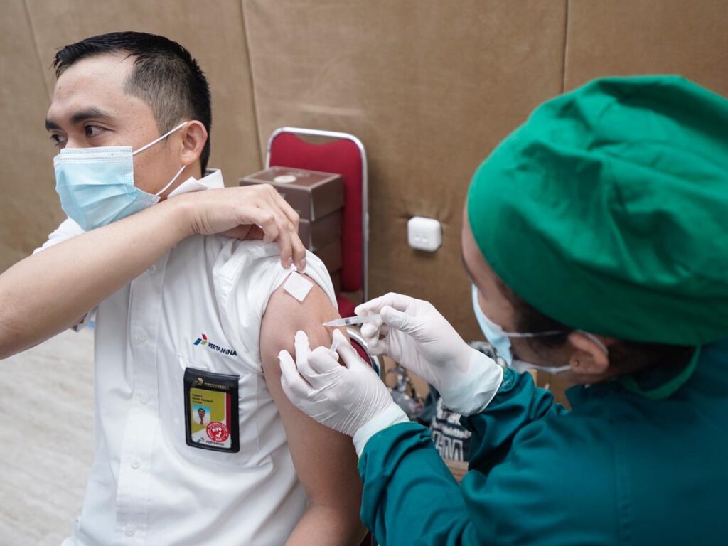 Dukung Pemerintah, Pertamina Sumbagut Vaksin 300 Karyawan