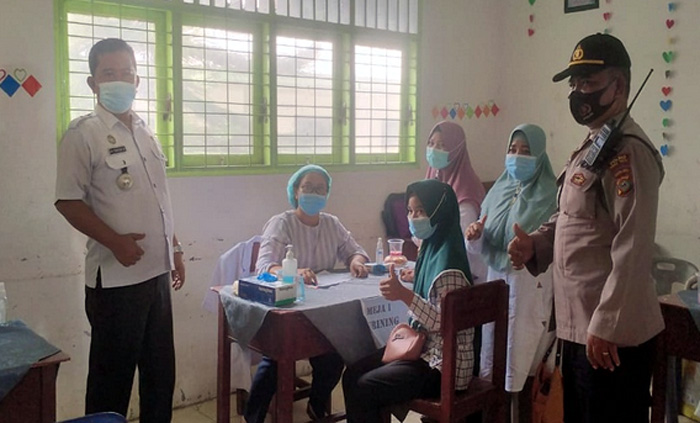 Kanit Bimmas Polsek Sipispis Tinjau Langsung Vaksinasi Covid-19 Tahap I Untuk Guru TK, SD, SMP dan SMA
