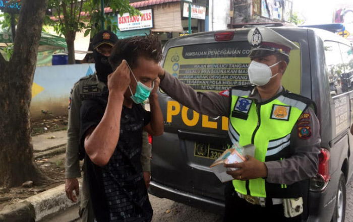 Polri dan TNI Bersinergi Sosialisasi Prokes di Pajak Sei Kambing Medan