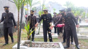 Polres Tanjungbalai Ziarah ke Makam Pahlawan