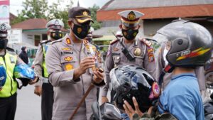 HUT Bhayangkara, Polres Tanjungbalai Bagikan Helm ke Warga Yang Tertib Lalin