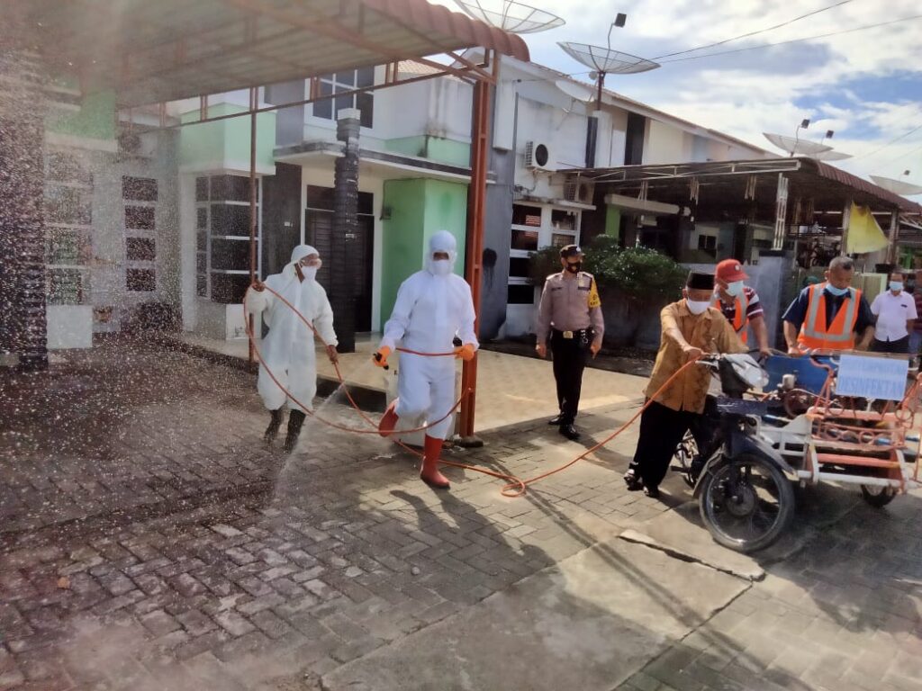 Cegah Covid-19, Kelurahan Sendang Sari Semprotkan Disinfektan
