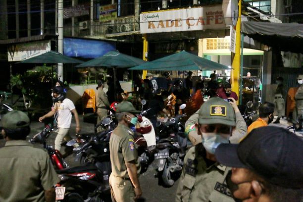 Lewat Jam Operasional, Tim Gabungan Pemko Medan Bubarkan Pengunjung Cafe