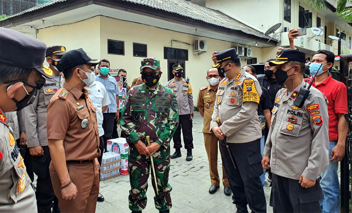 Kapoldasu dan Pangdam Beri Bantuan Kepada Personil di Mapolsek Medan Timur
