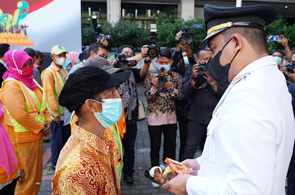 HUT ke-431 Kota Medan, Bobby Nasution Muliakan Petugas Kebersihan Kota