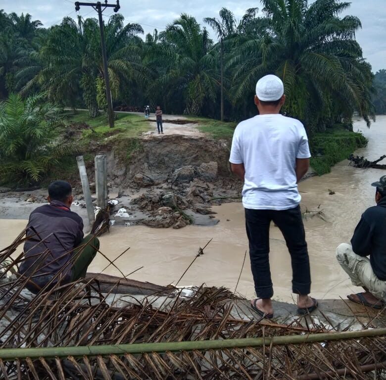 Dihantam Banjir, Jembatan Penghubung Dua Desa di Asahan Putus