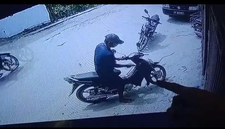 Sepeda Motor Guru Honorer di Tanjungbalai Dicuri, Pelaku Terekam CCTV