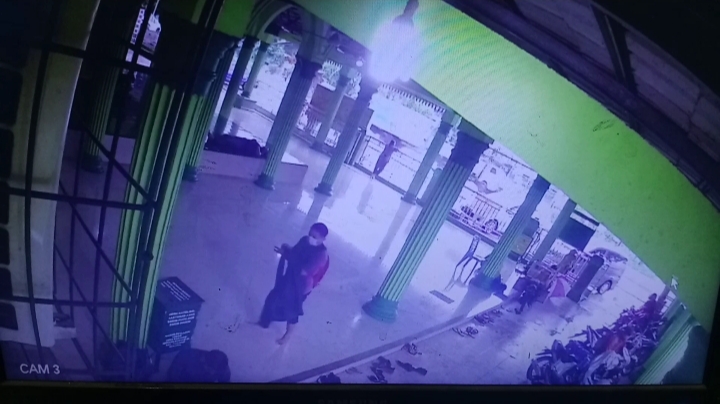 Aksi Pria Curi Sepatu Terekam CCTV Masjid