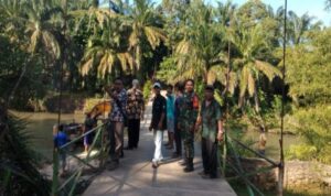 Koramil dan Warga Gotong Royong Perbaiki Jembatan Rusak